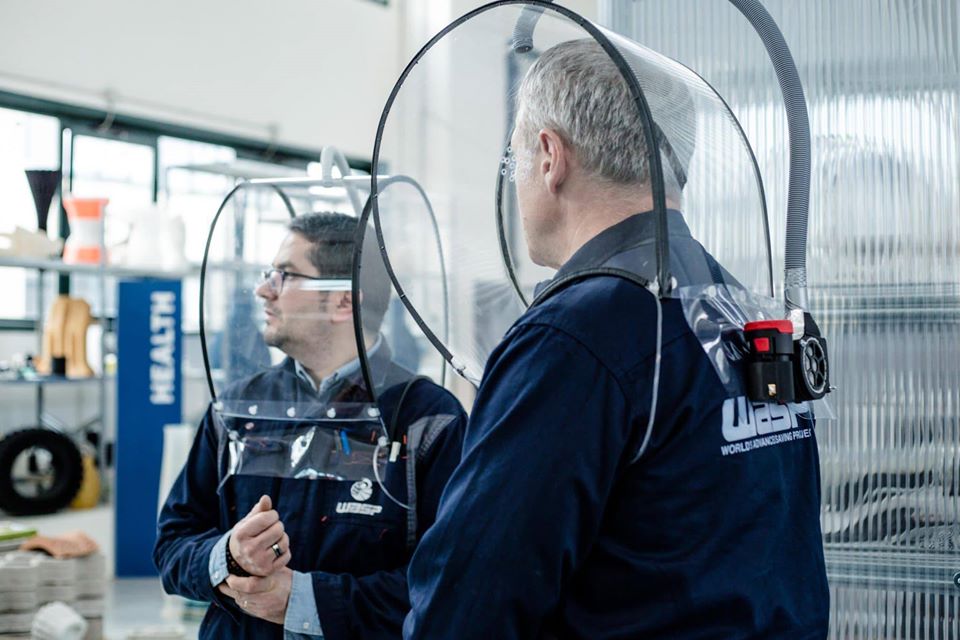Un casco per la protezione del personale sanitario